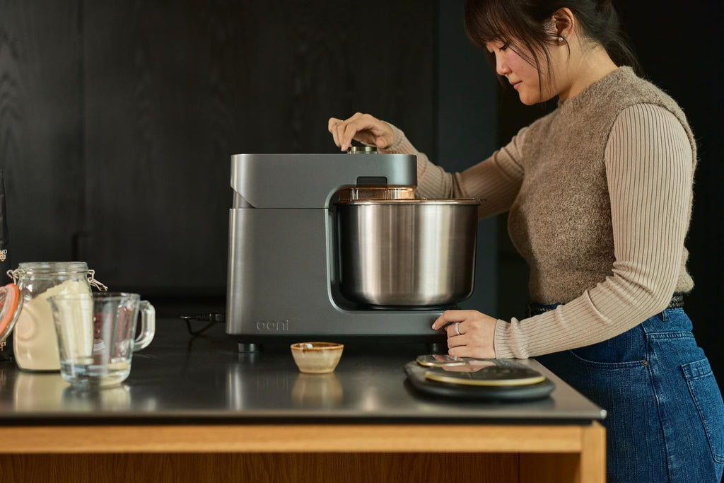 Ooni Halo Pro Spiral-Teigknetmaschine 7,3L mit Zubehör, 58 Geschwindigkeiten – Ideal für Brot und Pizza – Anthrazitgrau