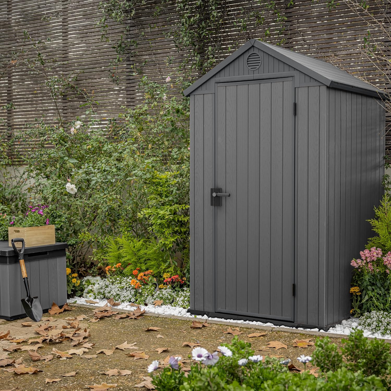KETER Darwin 4x4 Gartenhaus, 125.8 x 117 x 205 cm und 1.4 m², Bodenplatte, Lüftungssystem, Tür und Fenster, wasserdicht, Grau