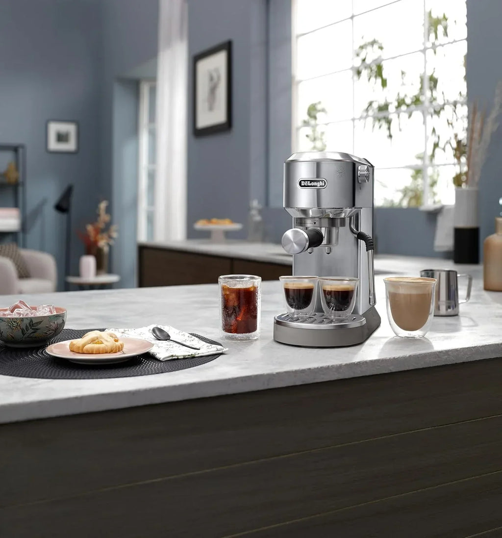 De'Longhi Dedica – Cafetera de Bomba de Acero Inoxidable para Café Molido o Monodosis, Espresso y Capuchino, Depósito de 1.3 Litros, Sistema Antigoteo, Modelo EC685.M, Color Metal