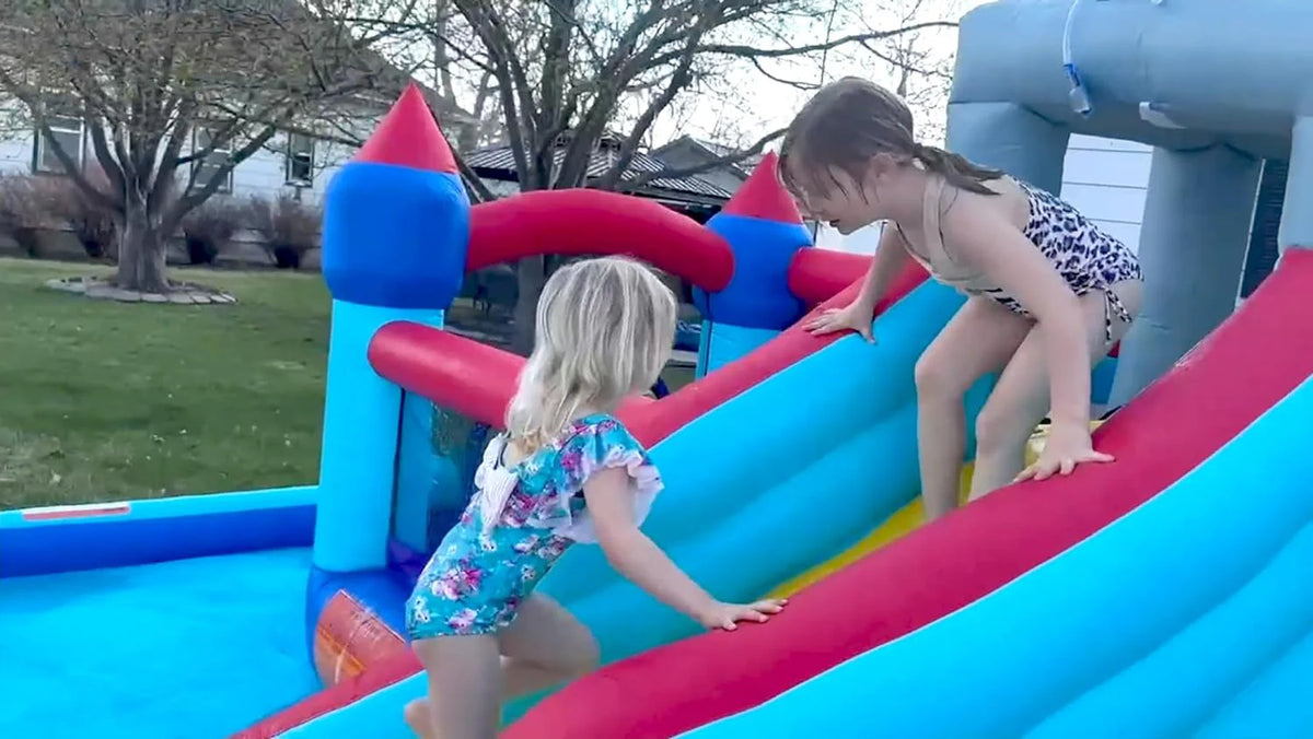 Tobogán acuático inflable 8-en-1 para niños: castillo inflable parque acuático con soplador de 450W, muro de escalada, piscina, 2 pistolas de agua, canasta de baloncesto, tobogán, rociador de cocodrilo – perfecto como regalo y para fiestas en el jard