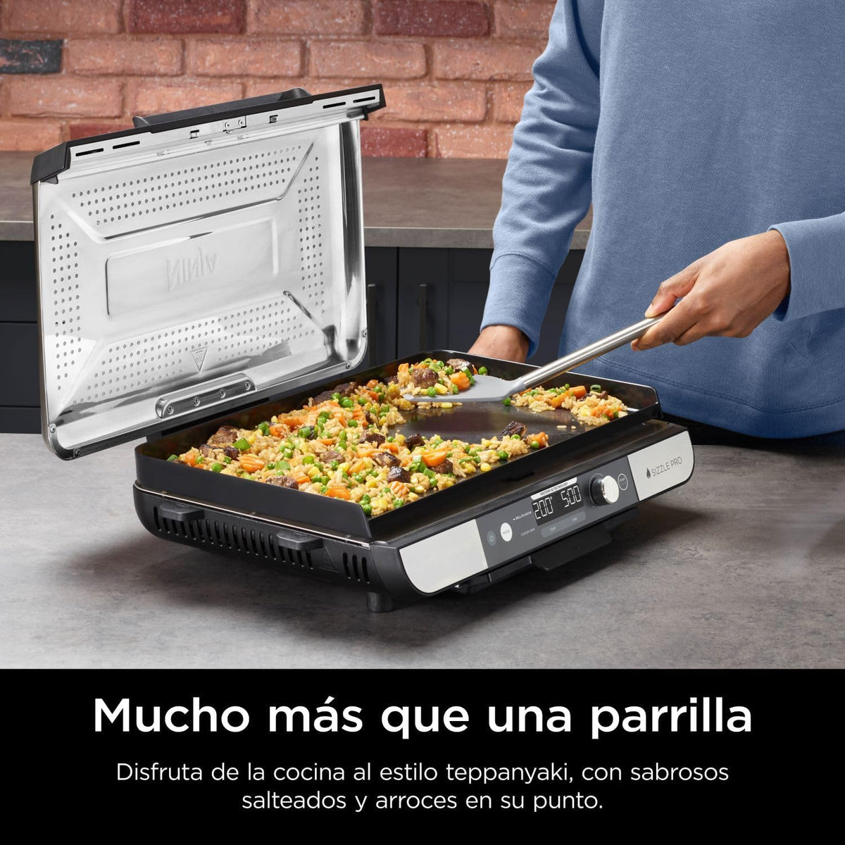 Ninja Sizzle Pro XL Indoor Grill und Bratplatte mit antihaftbeschichteter Keramik-Grill- und Bratplatte, abnehmbarem Deckel, Fettauffangschale und Rezeptheft, Silber/Schwarz GX101EU