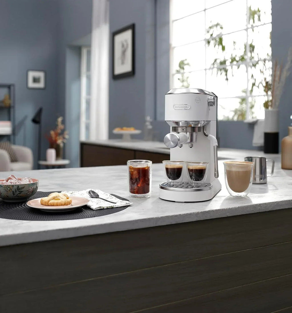De'Longhi Dedica – Cafetera de Bomba de Acero Inoxidable para Café Molido o Monodosis, Espresso y Capuchino, Depósito de 1.3 Litros, Sistema Antigoteo, Modelo EC685.M, Color Metal