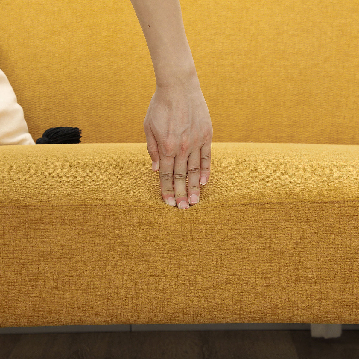2-Sitzer-Sofa aus Samt, 21 cm dicke Polsterung und Holzbeine, gelb
