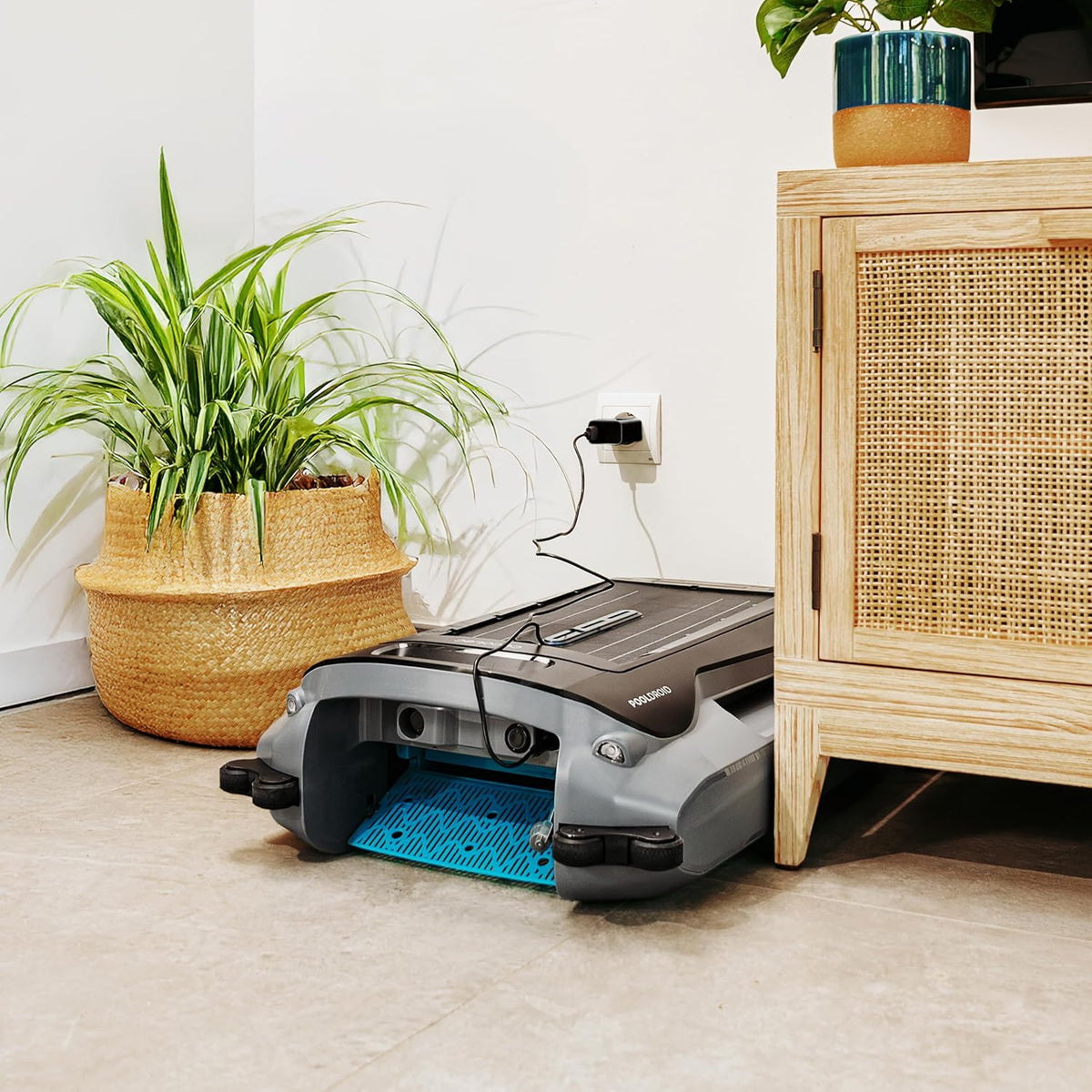 Cecotec Roboter-Poolreiniger für Oberfläche und Wasserlinie Conga Pooldroid AquaSkater. Solarladung, 16 Stunden Akkulaufzeit, 4,5-Liter-Korb und ein 187,5 μm Filter, Ultraschall-Sensornavigation