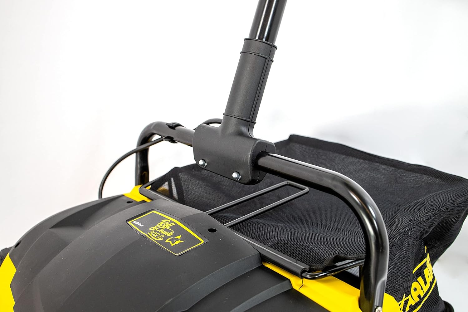 2026 Garland Roll&Comb 502E-V19 - Peinadora/Barredora césped artificial eléctrica enchufable - 1.600 W de potencia, 15'6 kg de peso, ancho de trabajo 40 cm con altura regulable. Saco de recogida de 40 l. Apto para superficies hasta 350 m2.