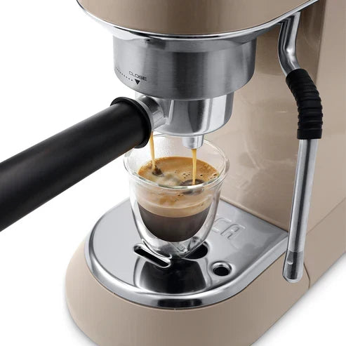 De'Longhi Dedica Arte EC885 - Kompakte Espressomaschine mit professioneller Milchschaumdüse und 15 bar Pumpendruck