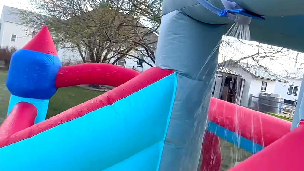 Tobogán acuático inflable 8-en-1 para niños: castillo inflable parque acuático con soplador de 450W, muro de escalada, piscina, 2 pistolas de agua, canasta de baloncesto, tobogán, rociador de cocodrilo – perfecto como regalo y para fiestas en el jard