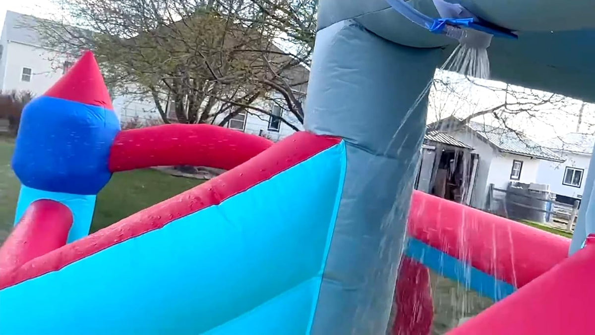 Tobogán acuático inflable 8-en-1 para niños: castillo inflable parque acuático con soplador de 450W, muro de escalada, piscina, 2 pistolas de agua, canasta de baloncesto, tobogán, rociador de cocodrilo – perfecto como regalo y para fiestas en el jard