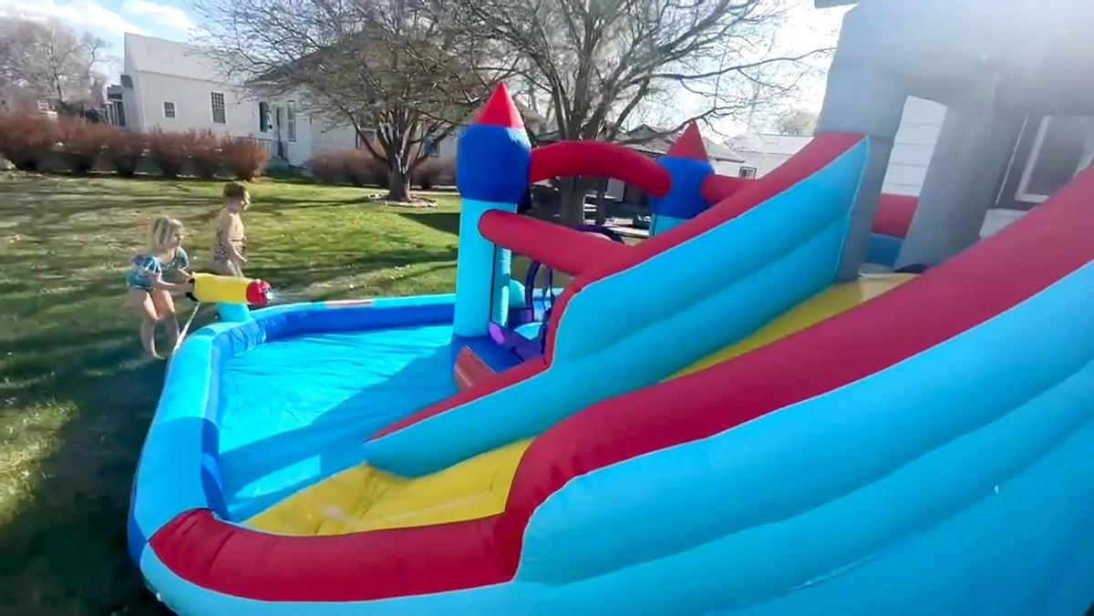 Tobogán acuático inflable 8-en-1 para niños: castillo inflable parque acuático con soplador de 450W, muro de escalada, piscina, 2 pistolas de agua, canasta de baloncesto, tobogán, rociador de cocodrilo – perfecto como regalo y para fiestas en el jard