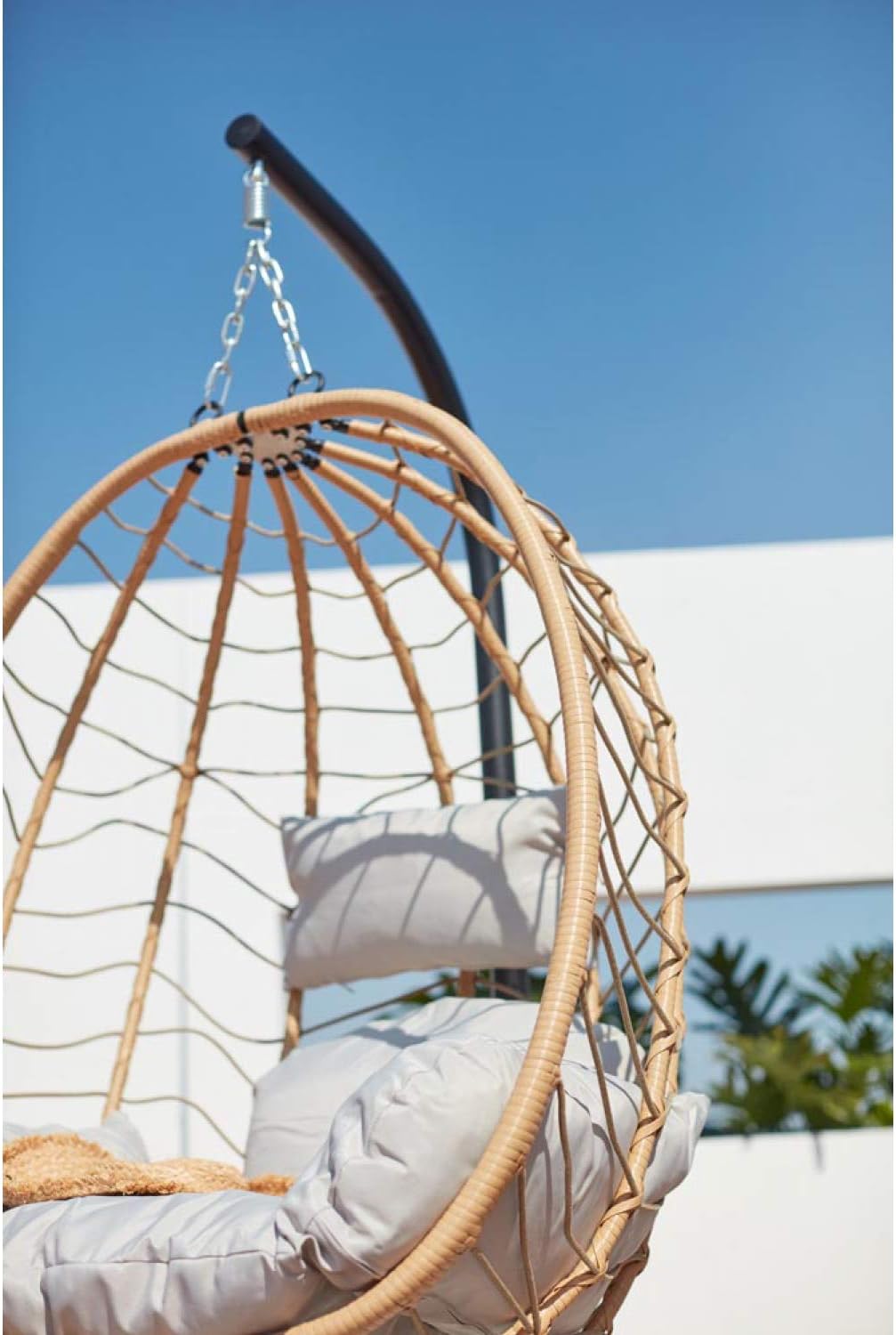 Concept-Usine | Hermosa Hängesessel Lima aus Stahl und Rattanimitat in Beige, bequemes und abnehmbares gepolstertes Kissen. Wasserdichte und robuste Hängematte, trägt bis zu 160 kg