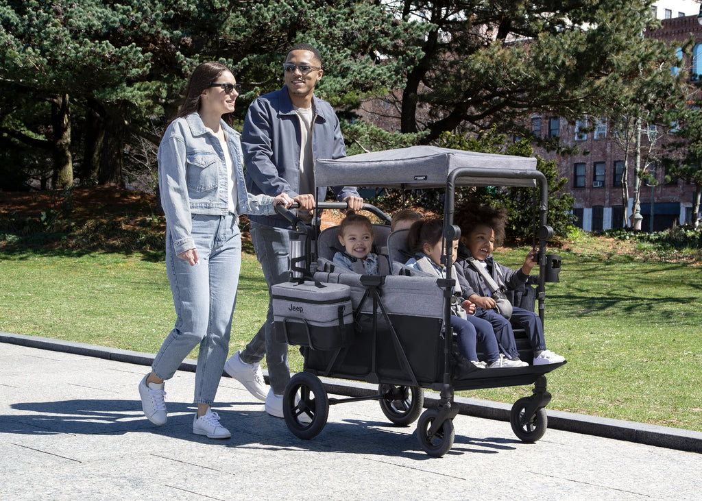 Carrito-Paseador Jeep Wrangler Deluxe para 4 Niños – Capota Desmontable, Bolsa Térmica, Asientos Modulares, Almacenamiento XXL, Ruedas Antipinchazos, Manillares Ajustables