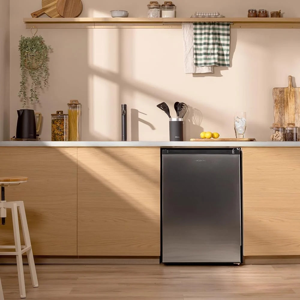 Cecotec Congelador Vertical Sobremesa 97 L Bolero CoolMarket TF 97 Inox, Clase Energética E, Diseño compacto, Puerta reversible, 3 Cajones, Medidas 55,1 x 57,5 x 83,5 cm, Color Inox