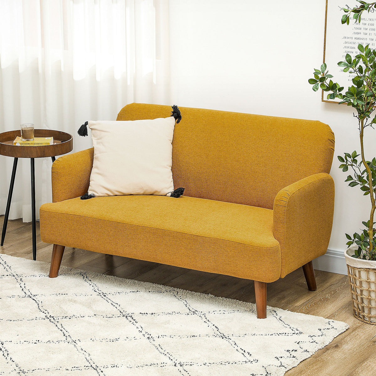 2-Sitzer-Sofa aus Samt, 21 cm dicke Polsterung und Holzbeine, gelb