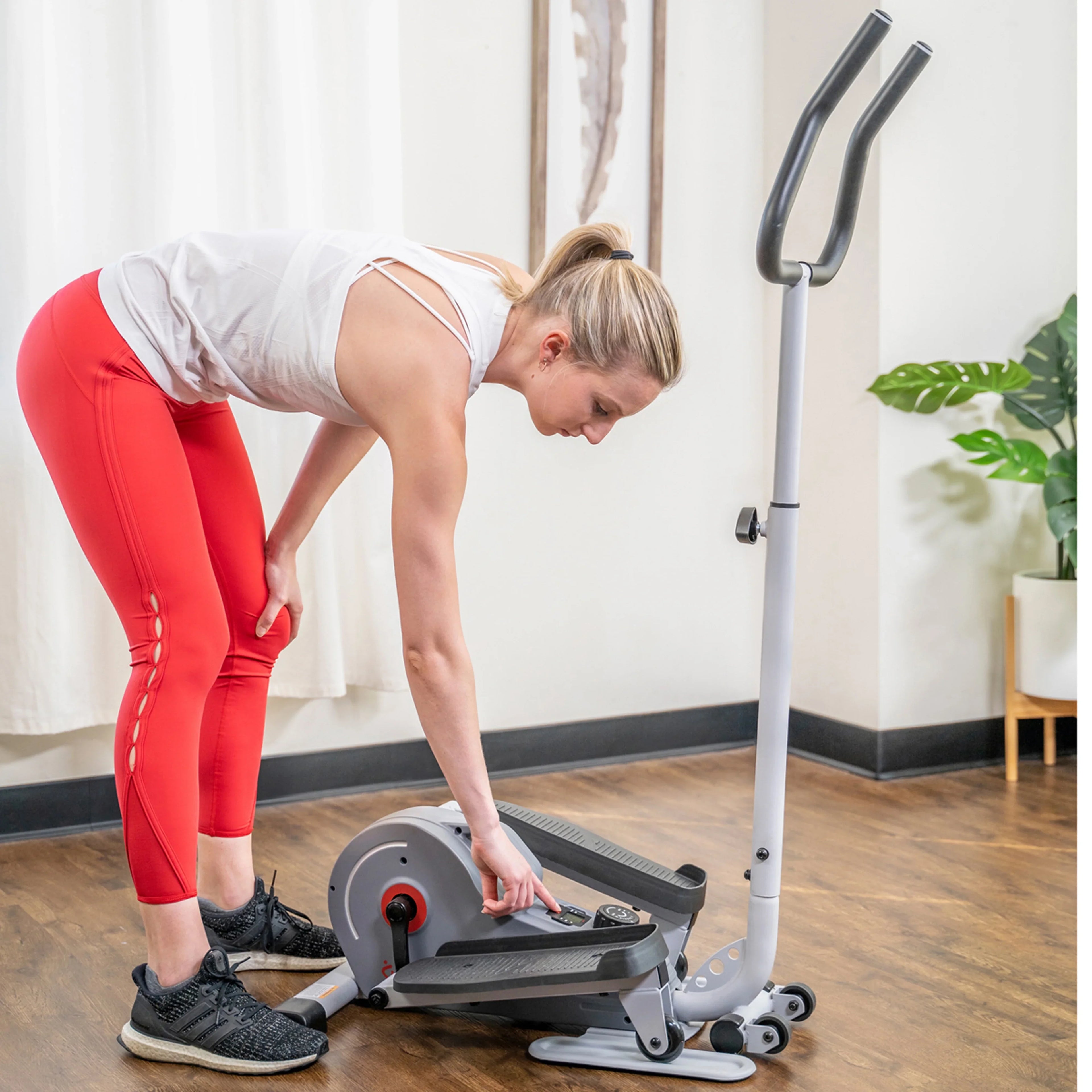 Sunny Health & Fitness Elíptica magnética compacta con manillar – stepper portátil para entrenamiento en casa, modelo SF-E3988.