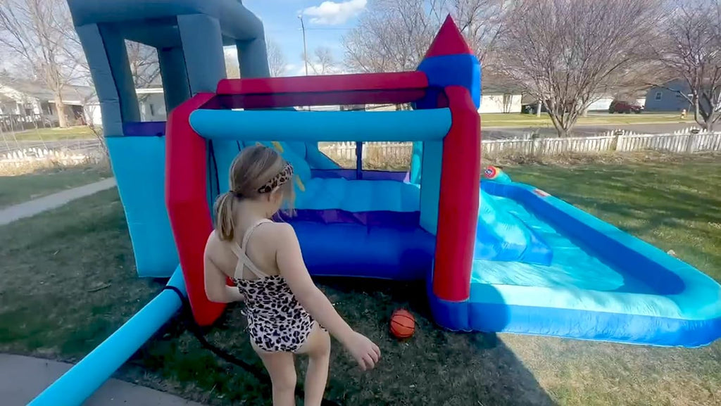 Tobogán acuático inflable 8-en-1 para niños: castillo inflable parque acuático con soplador de 450W, muro de escalada, piscina, 2 pistolas de agua, canasta de baloncesto, tobogán, rociador de cocodrilo – perfecto como regalo y para fiestas en el jard