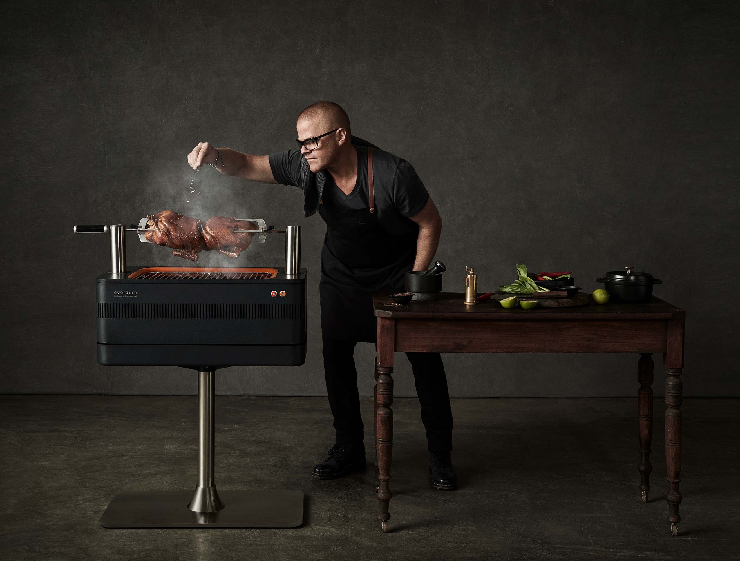 2026 Holzkohlegrill mit elektrischer Zündung – 1400W Fast Flame Ignition™ – Inklusive Drehspieß (15 kg) und Standfuß
