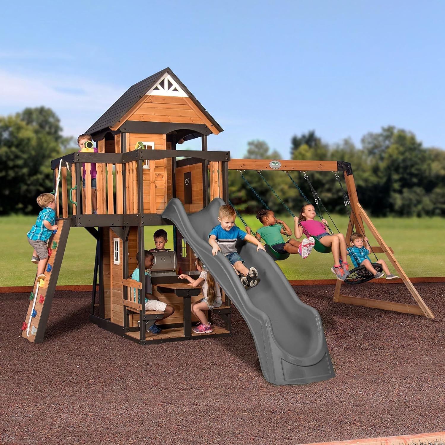 2025 Backyard Discovery Canyon Creek Spielset für draußen aus Zedernholz mit Rutsche, Baumhaus, Schaukeln und Kletterwand