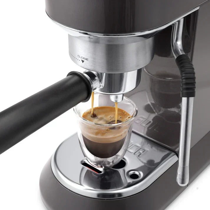 De'Longhi Dedica Arte EC885 - Kompakte Espressomaschine mit professioneller Milchschaumdüse und 15 bar Pumpendruck