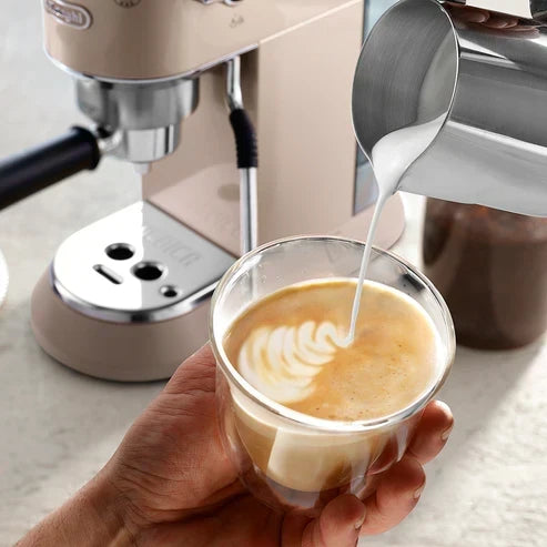 De'Longhi Dedica Arte EC885 - Kompakte Espressomaschine mit professioneller Milchschaumdüse und 15 bar Pumpendruck