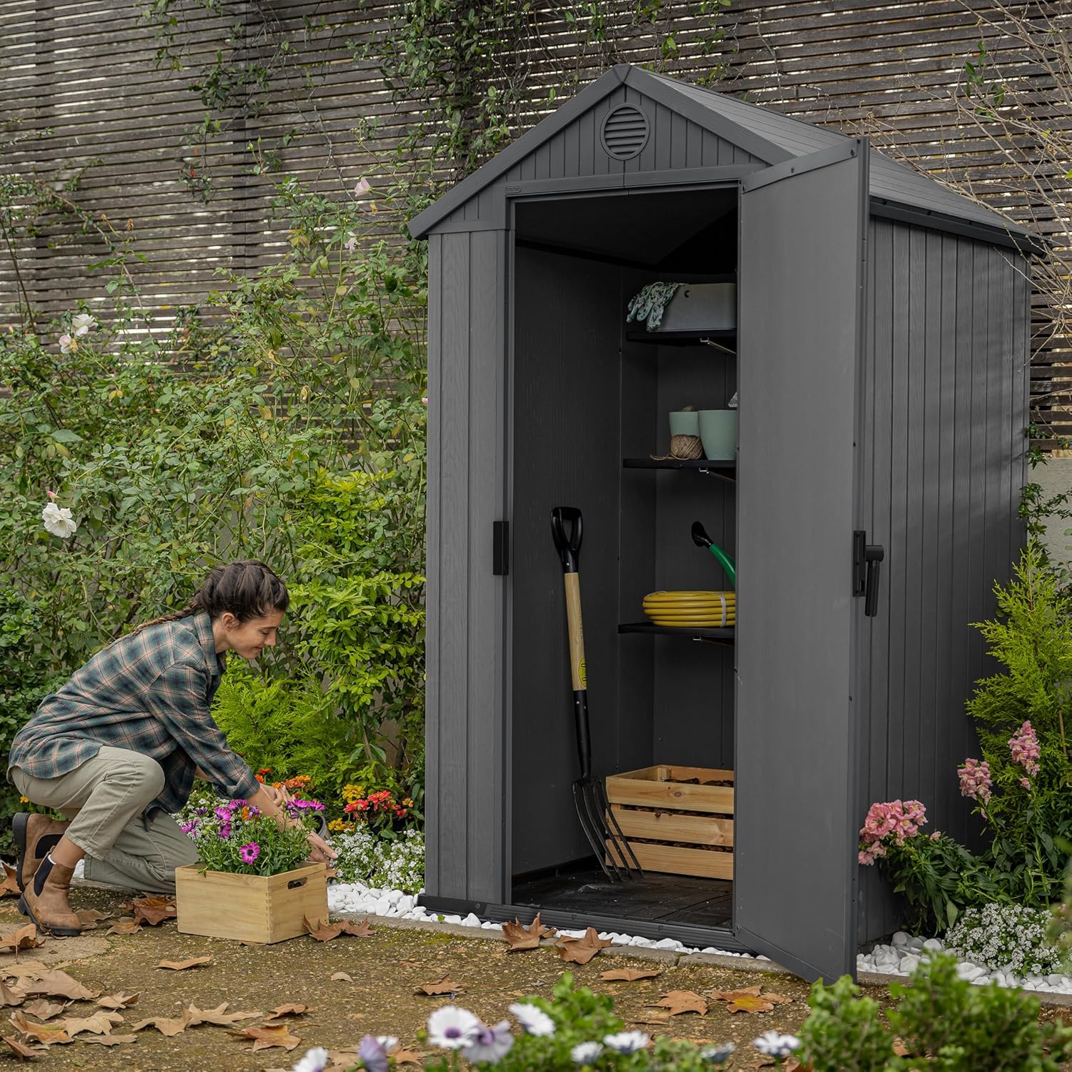 KETER Darwin 4x4 Gartenhaus, 125.8 x 117 x 205 cm und 1.4 m², Bodenplatte, Lüftungssystem, Tür und Fenster, wasserdicht, Grau