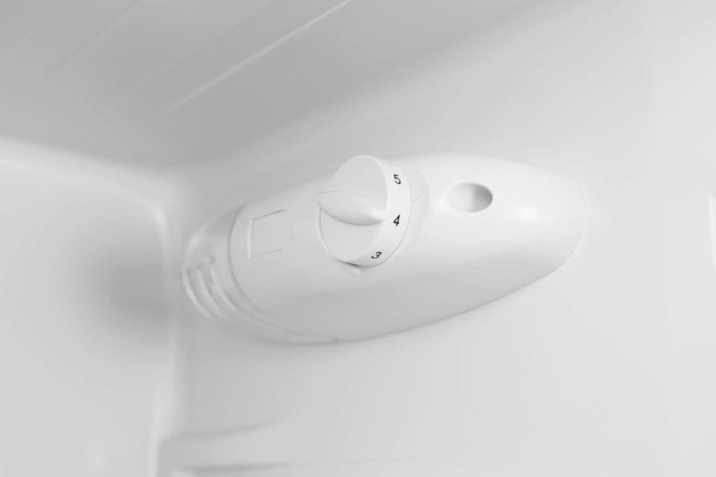 VOK Frigorífico Combi 154L EVR-154DEW, 142 cm Altura x 48,3 cm Ancho, Clase E, Bajo Nivel Sonoro 39 dB, Puerta Reversible, Estanterías Cristal Reforzado, Blanco