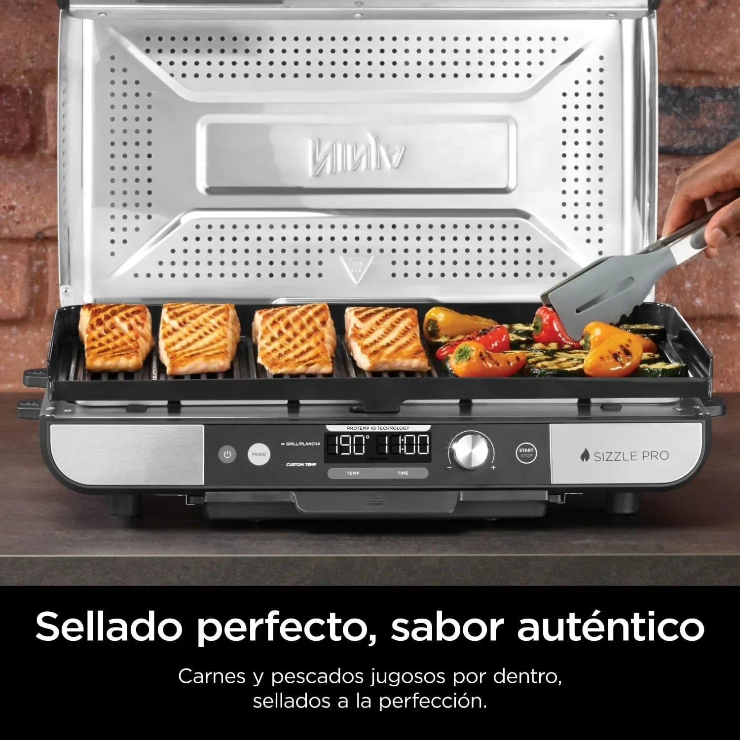 Ninja Sizzle Pro XL Indoor Grill und Bratplatte mit antihaftbeschichteter Keramik-Grill- und Bratplatte, abnehmbarem Deckel, Fettauffangschale und Rezeptheft, Silber/Schwarz GX101EU