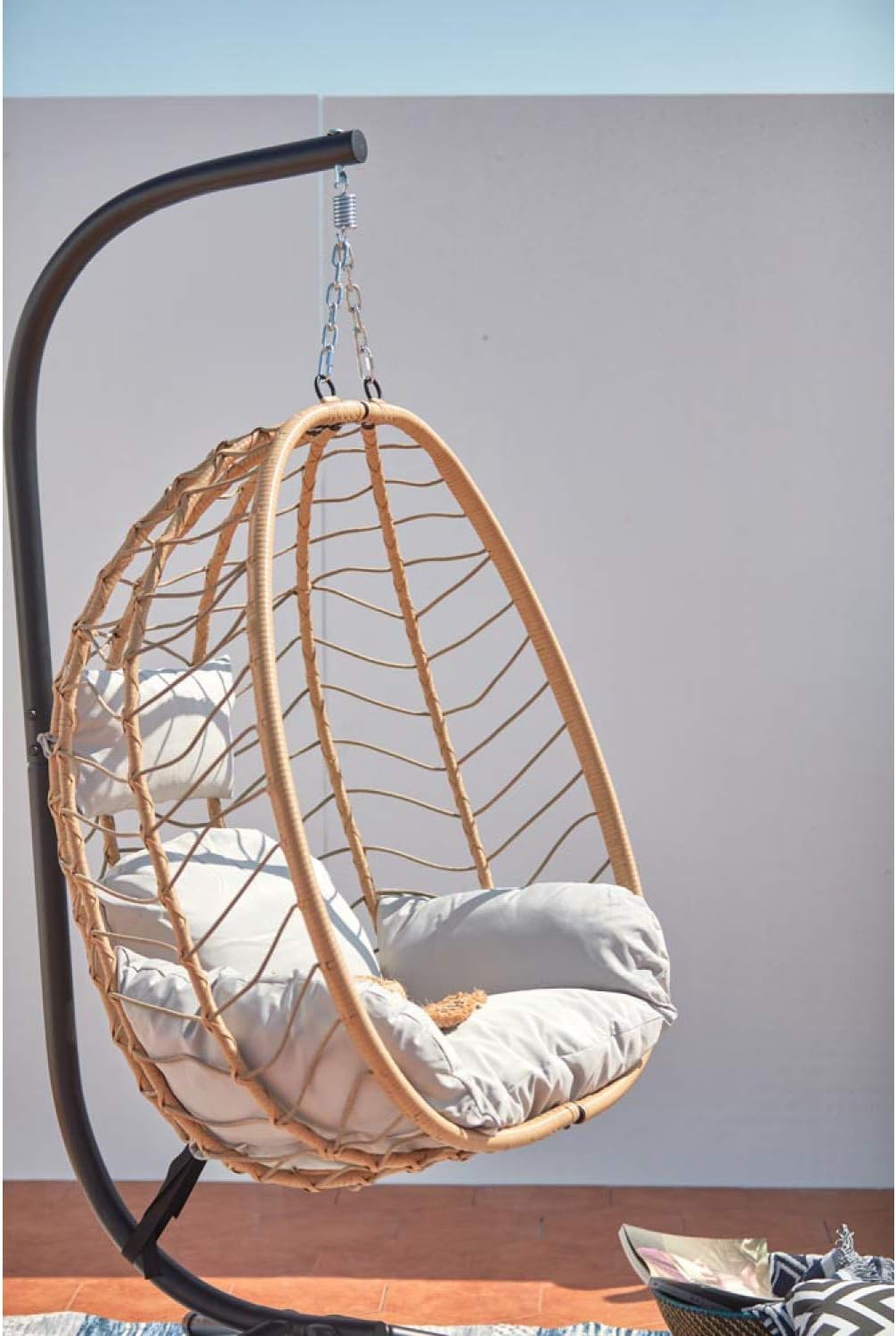 Concept-Usine | Hermosa Hängesessel Lima aus Stahl und Rattanimitat in Beige, bequemes und abnehmbares gepolstertes Kissen. Wasserdichte und robuste Hängematte, trägt bis zu 160 kg