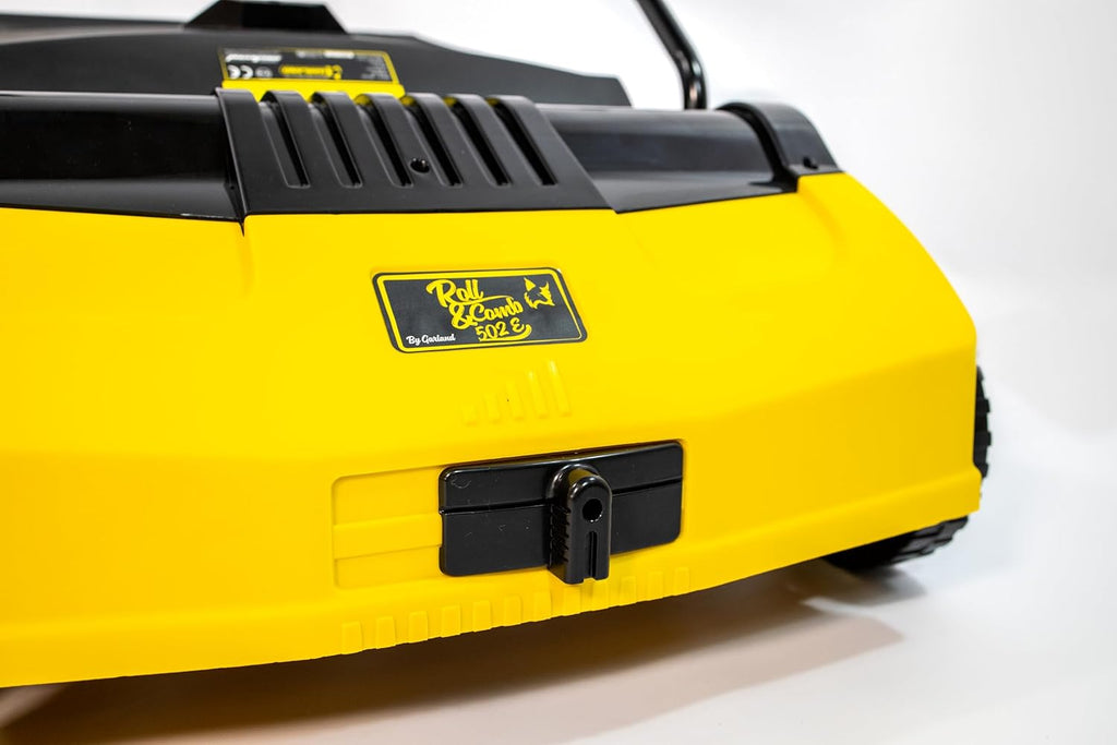 2026 Garland Roll&Comb 502E-V19 - Peinadora/Barredora césped artificial eléctrica enchufable - 1.600 W de potencia, 15'6 kg de peso, ancho de trabajo 40 cm con altura regulable. Saco de recogida de 40 l. Apto para superficies hasta 350 m2.