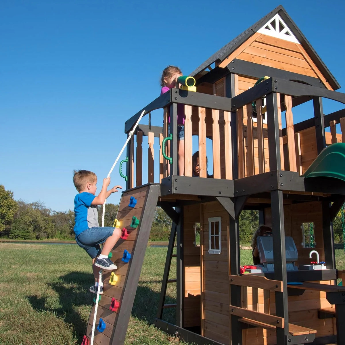 2025 Backyard Discovery Canyon Creek Spielset für draußen aus Zedernholz mit Rutsche, Baumhaus, Schaukeln und Kletterwand