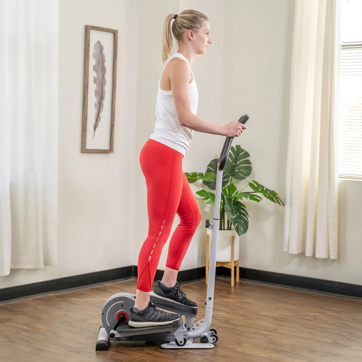 Sunny Health & Fitness Elíptica magnética compacta con manillar – stepper portátil para entrenamiento en casa, modelo SF-E3988.