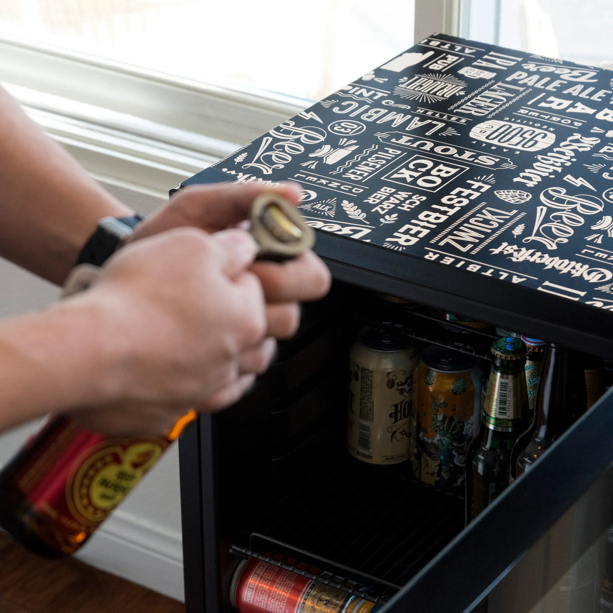 2025 Newair® Refrigerador de Bebidas Independiente "Cervezas del Mundo" – 126 Latas – 18,5"