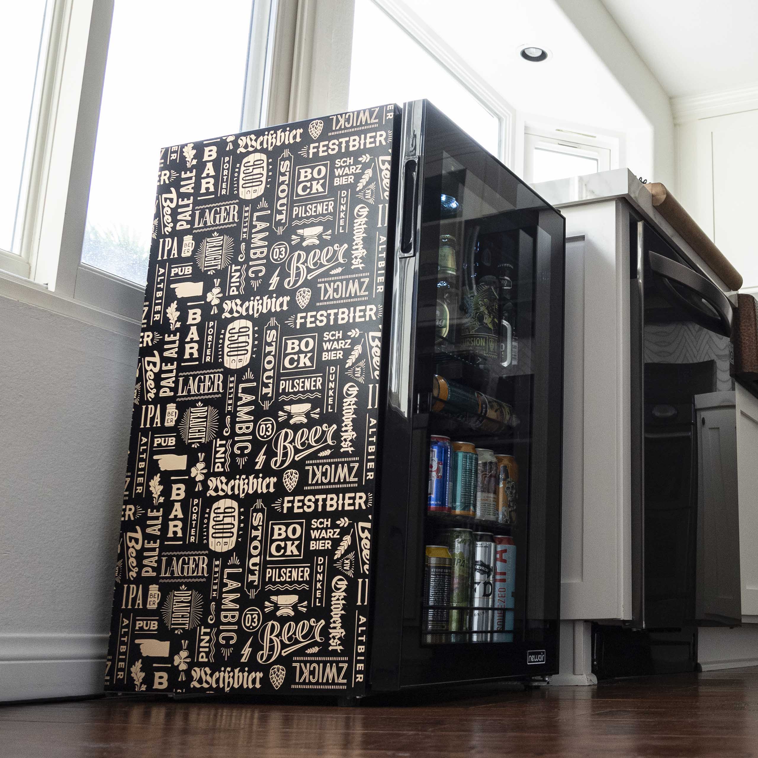 2025 Newair® Refrigerador de Bebidas Independiente "Cervezas del Mundo" – 126 Latas – 18,5"