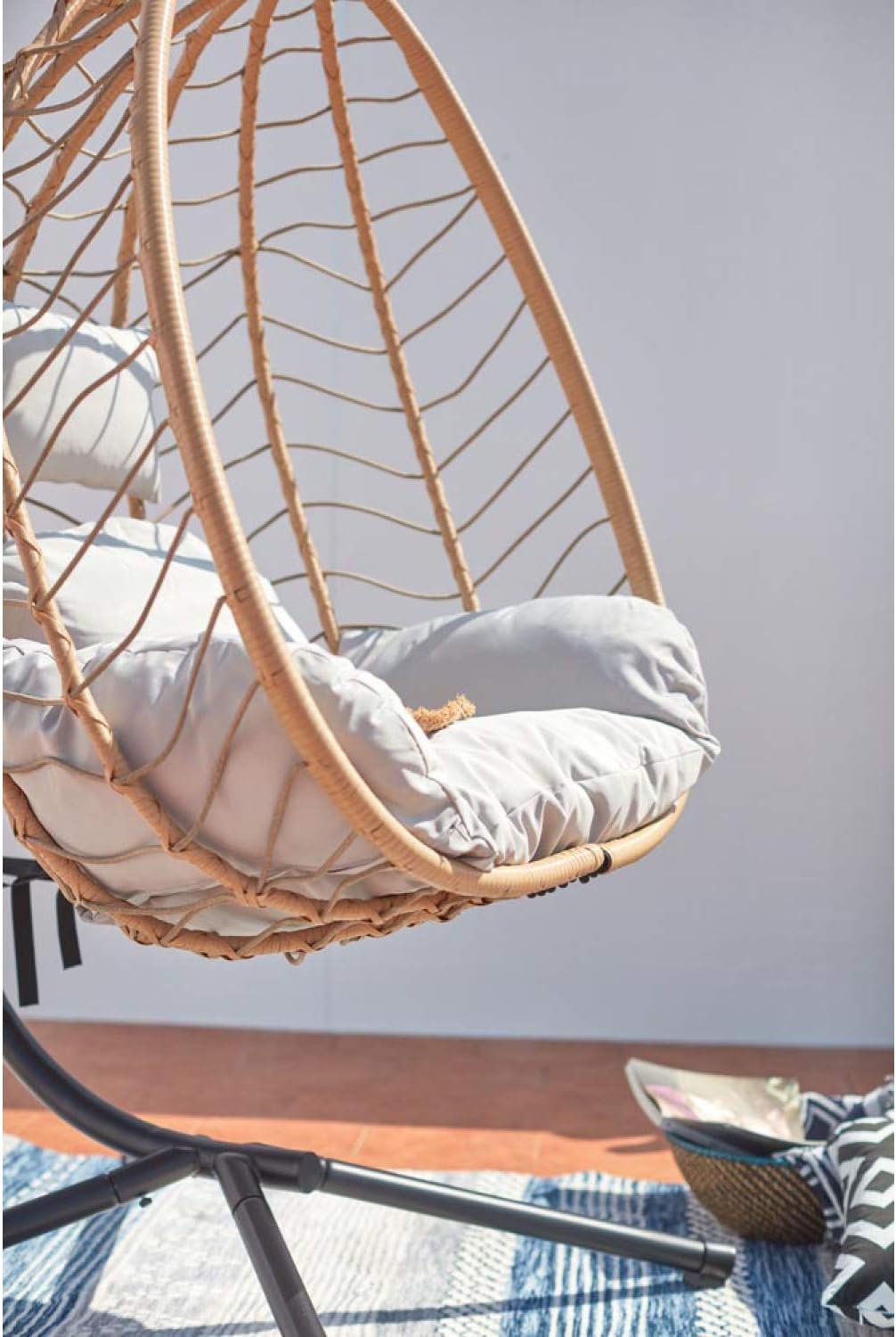 Concept-Usine | Hermosa Hängesessel Lima aus Stahl und Rattanimitat in Beige, bequemes und abnehmbares gepolstertes Kissen. Wasserdichte und robuste Hängematte, trägt bis zu 160 kg